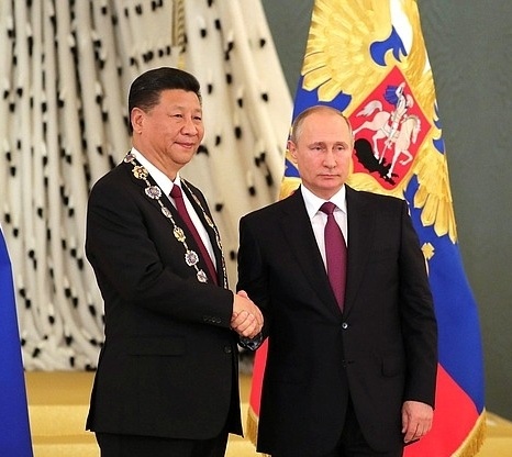    Вручение ордена Святого апостола Андрея Первозванного Си Цзиньпину. Фото: Kremlin.ru