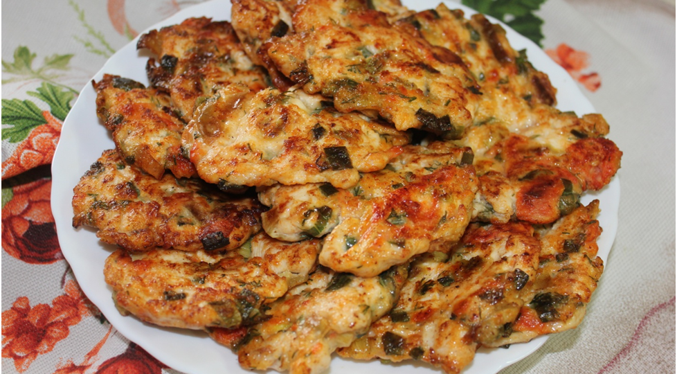 Куриные оладьи с овощами.