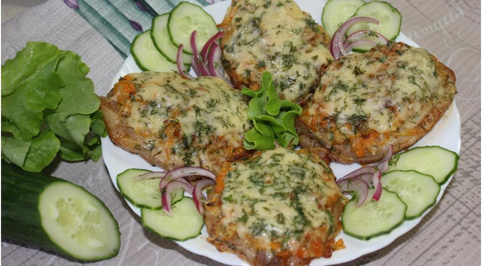 Мясной стейк под "шубой".