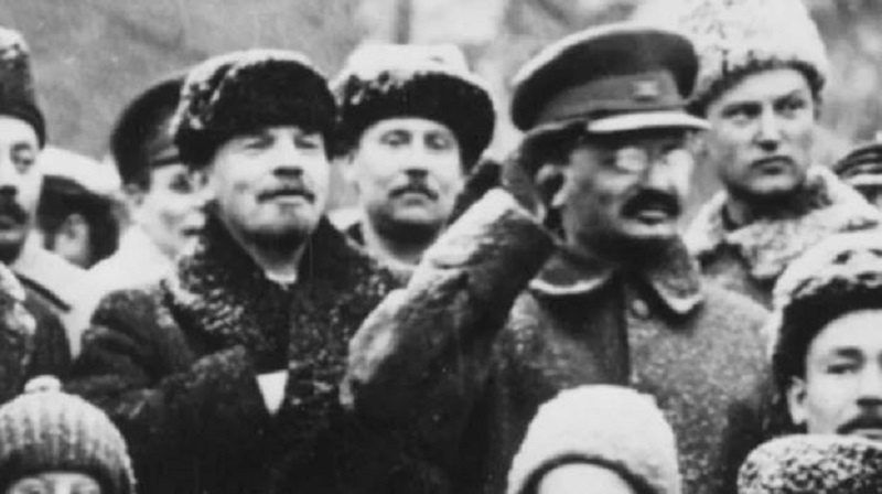 В первые годы Советской власти они воспринимались как тандем: Ленин теоретик, Троцкий - организатор большевистского восстания. 