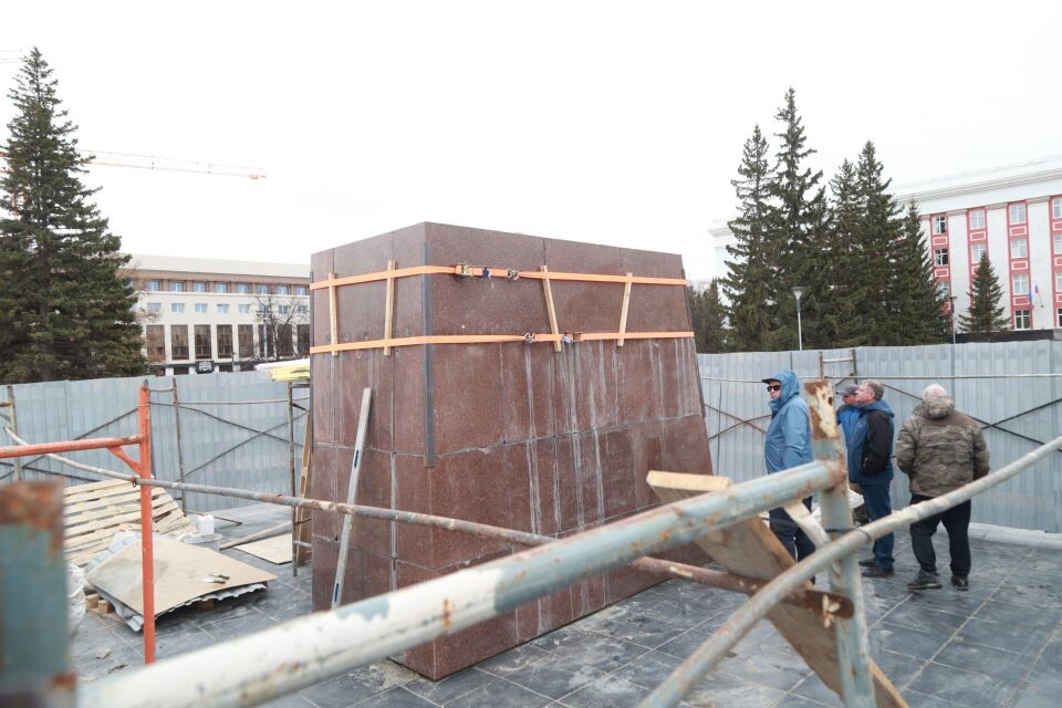    Ремонт постамента памятника Ленину в Барнауле. Источник: Олег Укладов