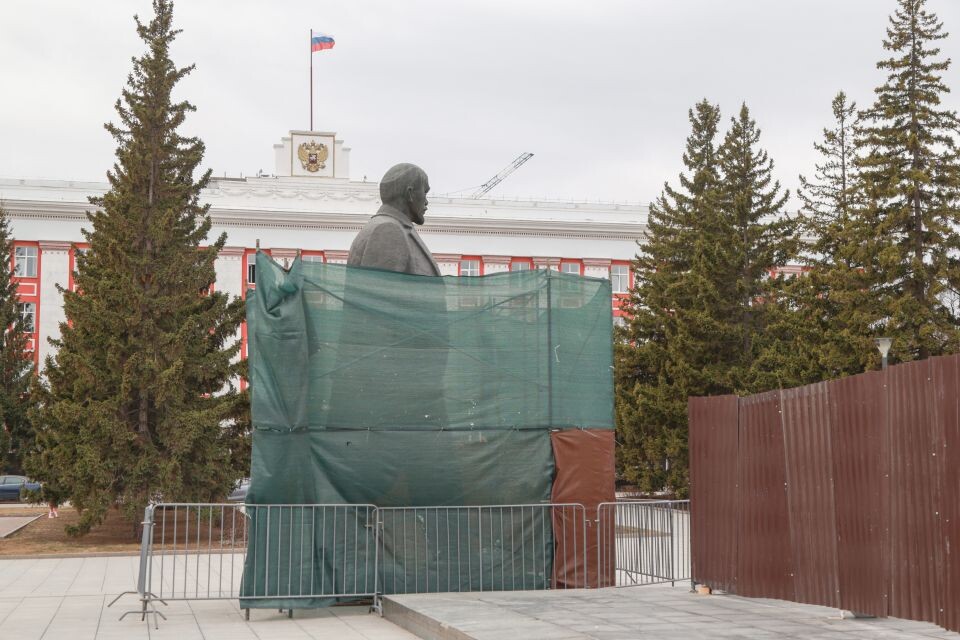    Ремонт постамента памятника Ленину в Барнауле. Источник: Олег Укладов