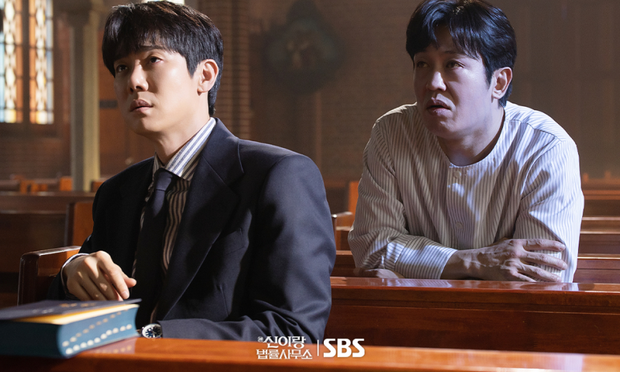 Он так хотел быть адвокатом, что согласился защищать призраков. Самая популярная К-дорама месяца "Юридическая фирма Син И Рана"🔥