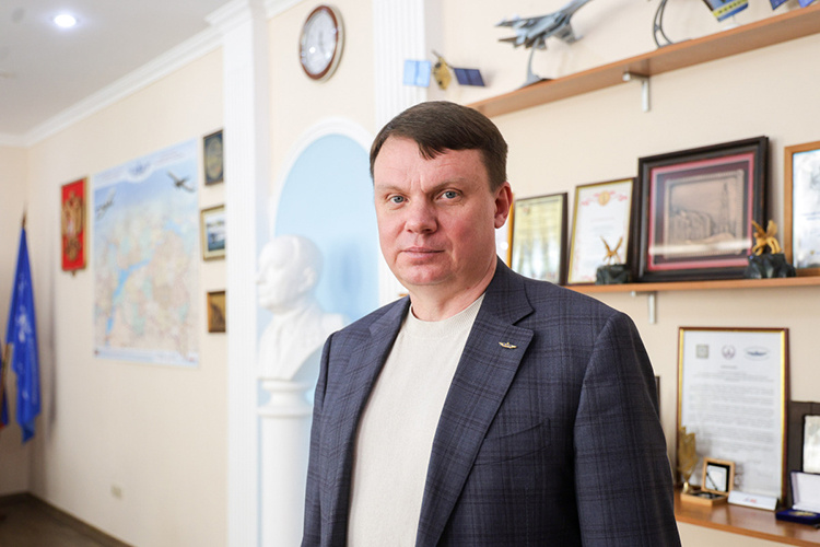    В вузовской сфере Охоткин с 1999 года прошел почти от и до: ассистент, старший преподаватель, доцент, завкафедрой (технической физики), замдекана (аэрокосмического факультета), начальник научно-инновационного управления, проректор по научно-исследовательской работе, автор сотни научных трудов, общий научный и педагогический стаж — более 20 лет.   
Фото: Андрей Титов