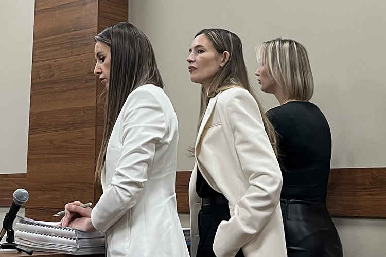    Юристы Эльмира Хайруллина и Гулия Калимуллина ожидаемо заявили, что иск Минапов не признает. И в очередной раз обратились к аргументу с «одним из богатейших людей республики», который, по их словам, обеспечивает родную сестру матери бывшей супруги Минапова Расиму Гараеву.   
Фото: «БИЗНЕС Online»