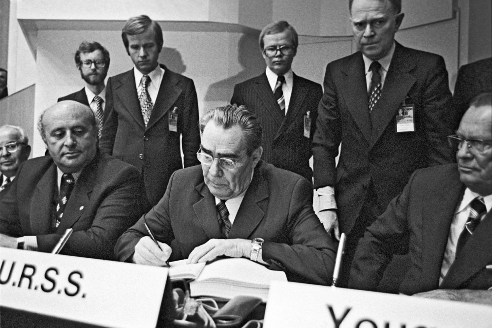 Брежнев подписывает в Хельсинки Международный Договор от 1 августа 1975 года