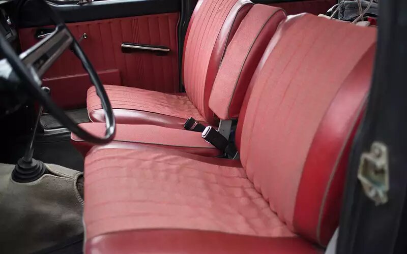 Передний подлокотник ГАЗ-24 в сложенном состоянии преобразовывался в дополнительное место.ГАЗ-24
📷
