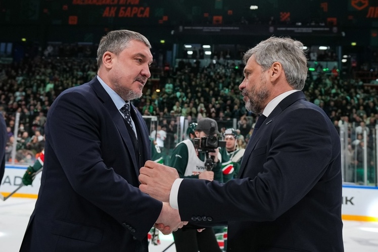    «Ак Барс» выиграл у «Динамо» в ¼ финала Кубка Гагарина и вышел в полуфинал (на фото — Анвар Гатиятулин и Дмитрий Квартальнов).   
Фото: ak-bars.ru