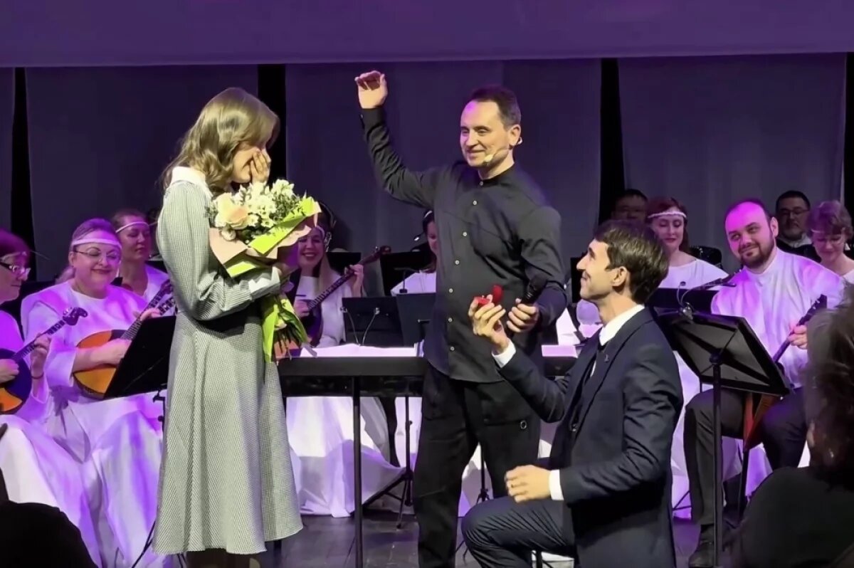    Красноярец сделал предложение девушке на сцене театра Пушкина