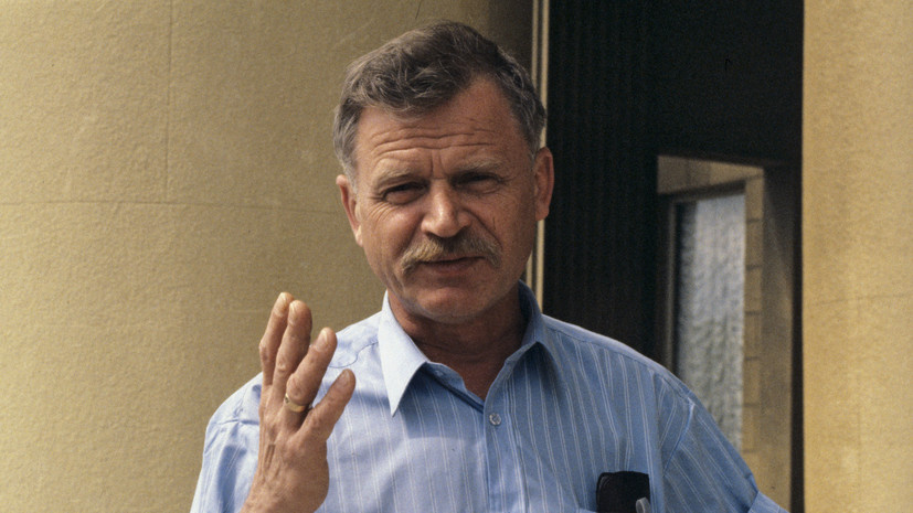     Сергей Никоненко родился 16 апреля 1941 года в Москве в семье шофёра и стеклодувщицы. В младенчестве во время войны он жил с матерью в партизанском отряде. Детство актёра прошло в доме, где когда-то жила первая жена Есенина Анна Изряднова. В юности его сравнивали с поэтом из-за внешнего сходства РИА Новости Галина Кмит