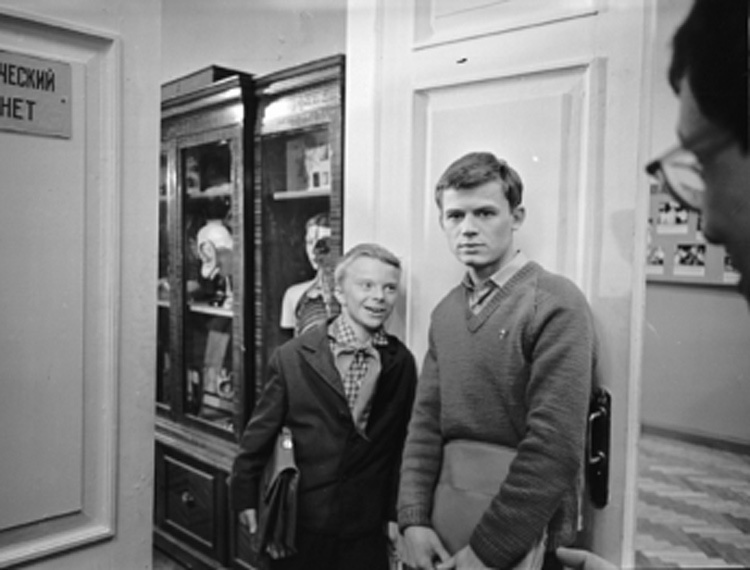    Актёрское образование Никоненко получил во ВГИКе, в мастерской Сергея Герасимова и Тамары Макаровой. На том же курсе учились Лидия Федосеева, Евгений Жариков, Николай Губенко, Галина Польских и другие впоследствии прославившиеся актёры / Legion-Media / Кадр из фильма «Звонят, откройте дверь» (1965) / Mosfilm