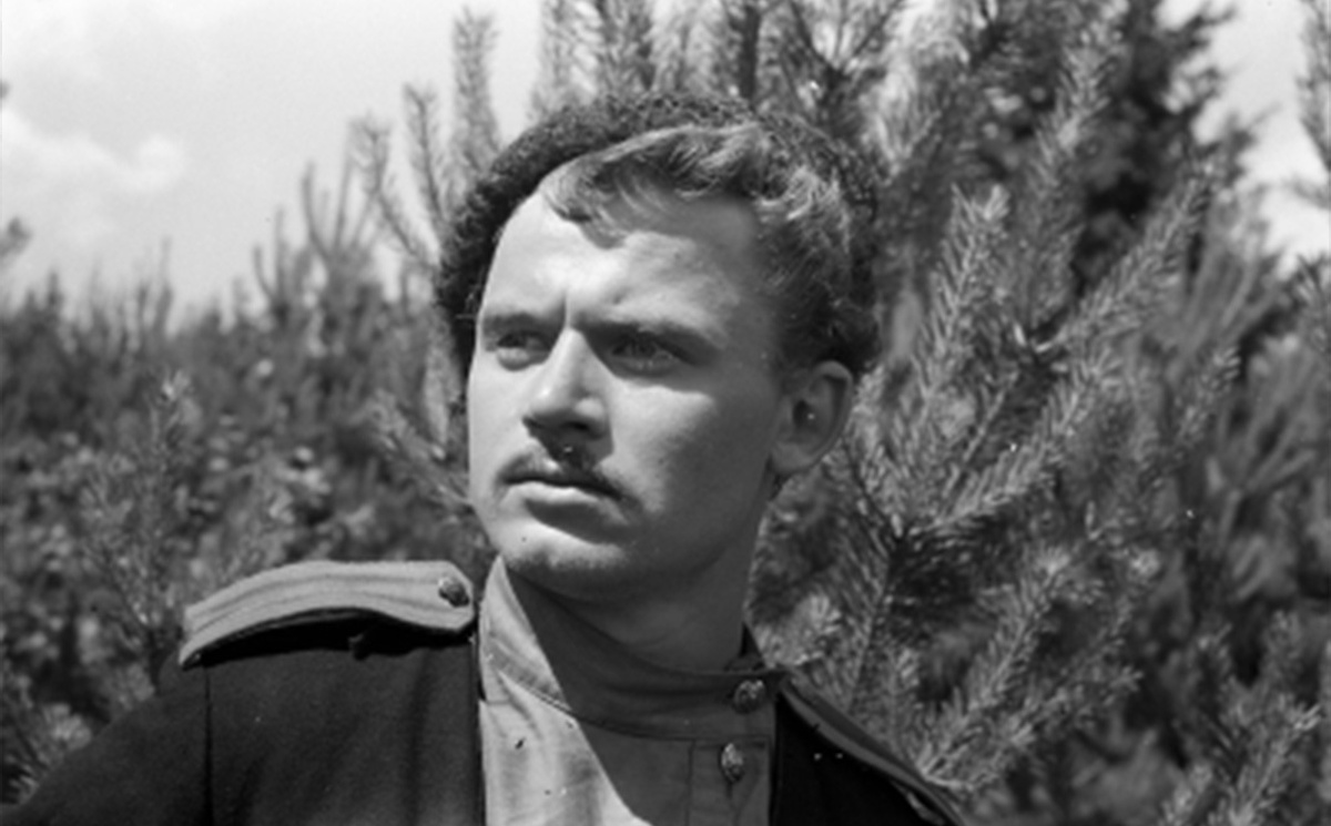    Сергей Никоненко окончил вуз в 1964 году и устроился в Театр-студию киноактёра. У него уже был опыт съёмок: артист исполнил небольшие роли в фильмах «Сердце не прощает», «Люди и звери», «Улица Ньютона, дом 1» и других / Legion-Media / Кадр из фильма «Звезды и солдаты» (1967) / Mosfilm