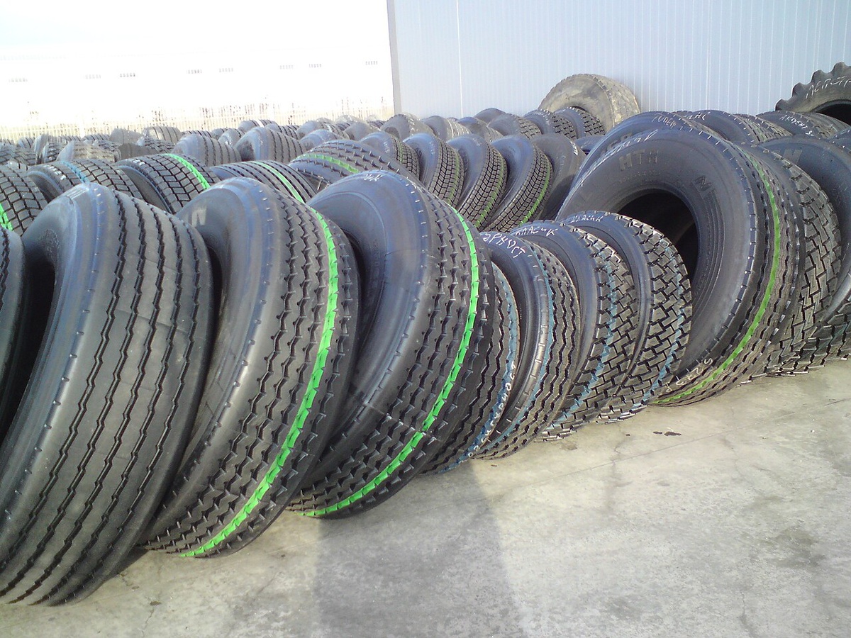 https://ru.wikipedia.org/wiki/Автомобильная_шина?ysclid=mo1251ikog380149536#/media/Файл:Truck_tires.JPG