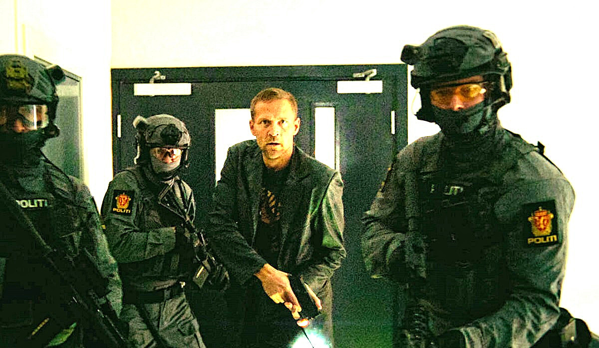 "Я в подъезде против дома твоего стою..." © Песня. Про другое.