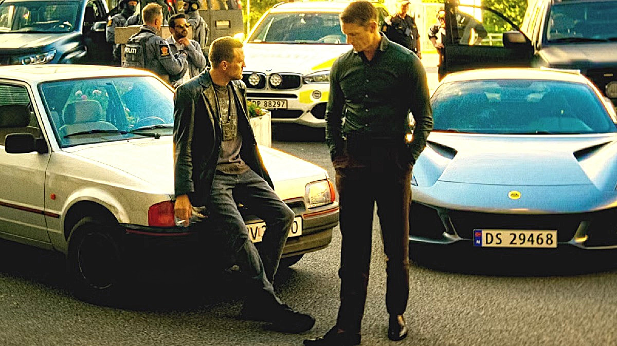 - А ты, Колян всё в тех же джинсах и на той же "тачке", что и на встрече выпускников 10 лет назад? - Ага. Спасибо, что про носки не спросил.