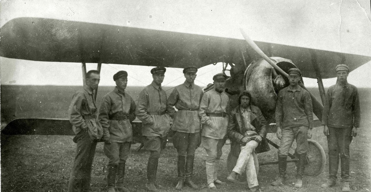 Красные военные авиаторы у истребителя Ньюпор 27. Один из них, вероятно, 2-й слева, будущий генерал-лейтенант ВВС СССР А.М. Рафалович