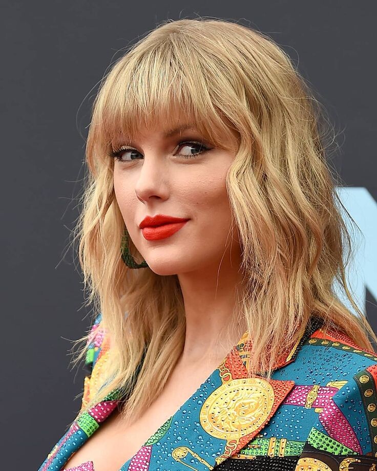 - Не зря я с ним на первом свилании три часа по парку гуляла! В роли рассказчицы Марианны Тейлор Свифт