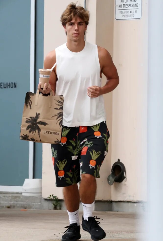 Младший сын Бритни СПирс (Джейден Федерлайн в Лос-Анджелесе). Источник: https://www.thevoicemag.ru/stars/news/15-04-2026/ei-nujna-pomoshch-byvshii-muj-britni-spirs-obradovalsya-tomu-chto-ona-legla-v-rehab/