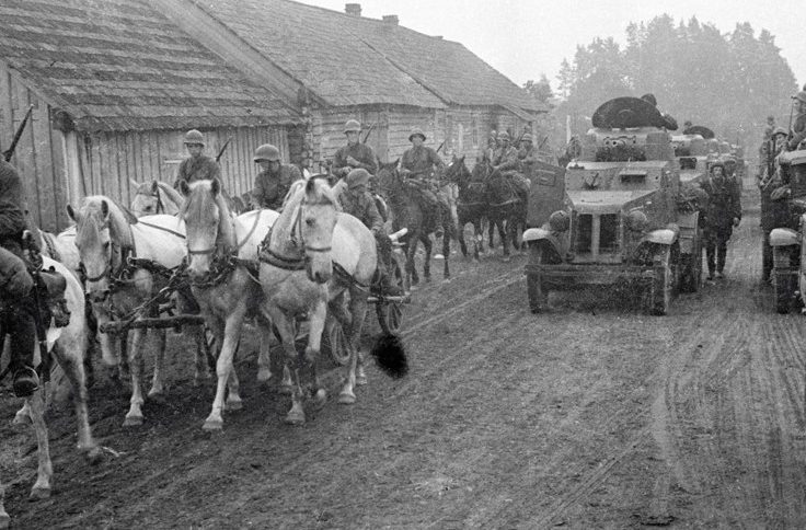 Колонна советской бронетехники готовится к пересечению границы. Сентябрь 1939 г.