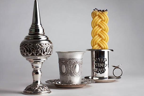 Зачем зажигать свечу, нюхать гвоздику и пить вино на исходе Шаббата