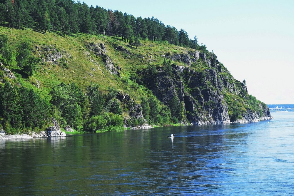 Берег Енисея у Железногорска. Атамановский хребет справа — в нём и расположен комбинат