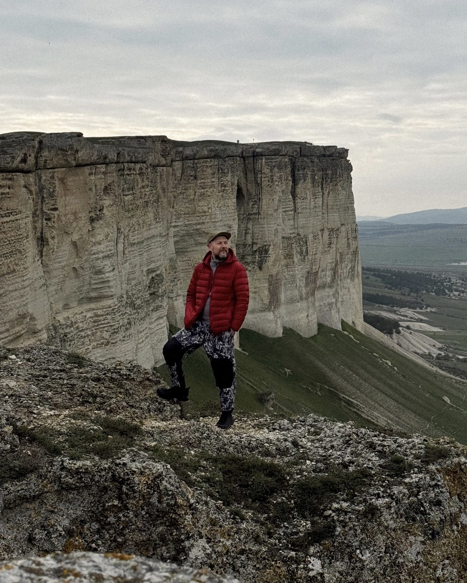с каждого нового ракурса скала выглядит совершенно по-разному, с этого места вообще как элеватор с коллонадами