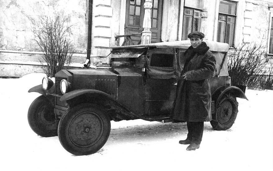 Константин Андреевич Шарапов возле автомобиля  НАМИ 1