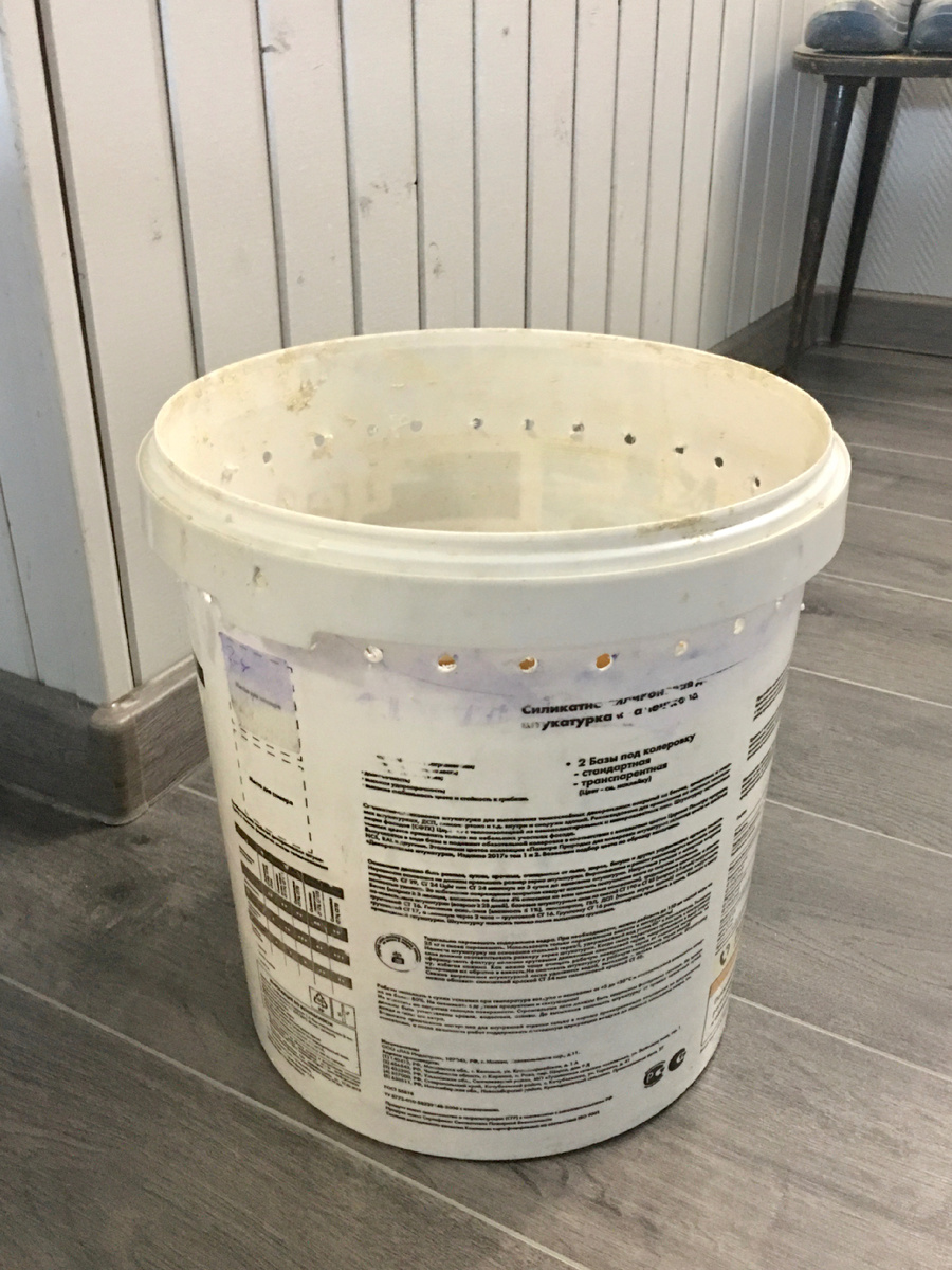 Разметила дырки по верху ведра