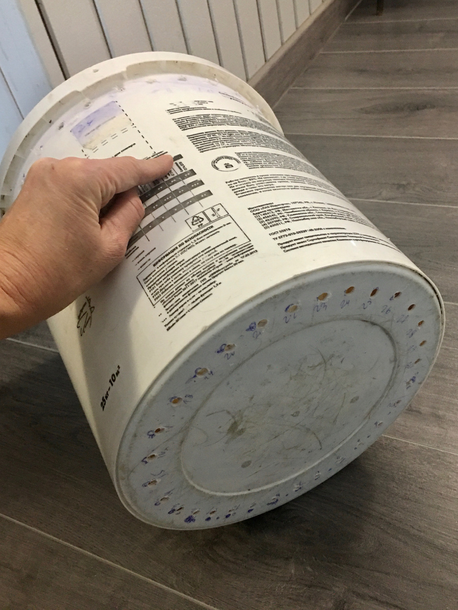 Насверлила дырки на донышке ведра