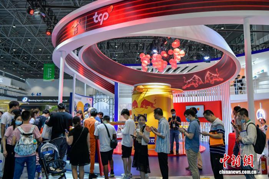 9 мая 2021 года на первой Китайской международной выставке потребительских товаров стенд компании T.C. Pharmaceutical Industries Co., Ltd. был полон посетителей, выстроившихся в очередь, чтобы попробовать продукцию. (Фото: Ло Юньфэй, Китайская служба новостей) 2021年5月9日，首届中国国际消费品博览会上，天丝集团展台人气旺，众多参观者排队品尝。　中新网记者 骆云飞 摄