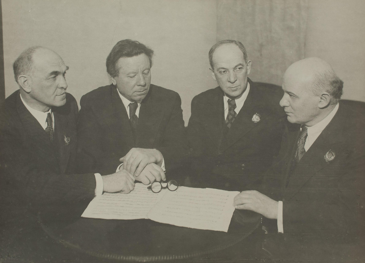 Струнный фак. МГК им. П.И. Ч-го. Группа докторов музыки. Слева направо- Л.М. Цейтлин, С. Козолупов, К.Г. Мострас. Из фондов Российского национального музея музыки.