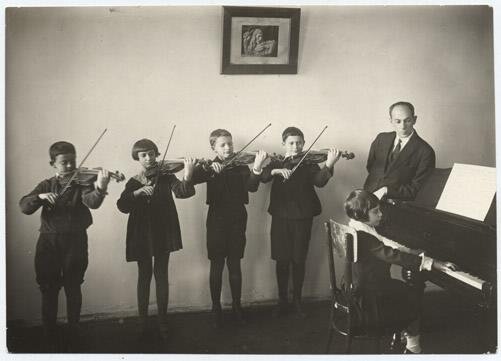  Проф. Мострас занимается с детской группой. Из фондов Российского национального музея музыки.