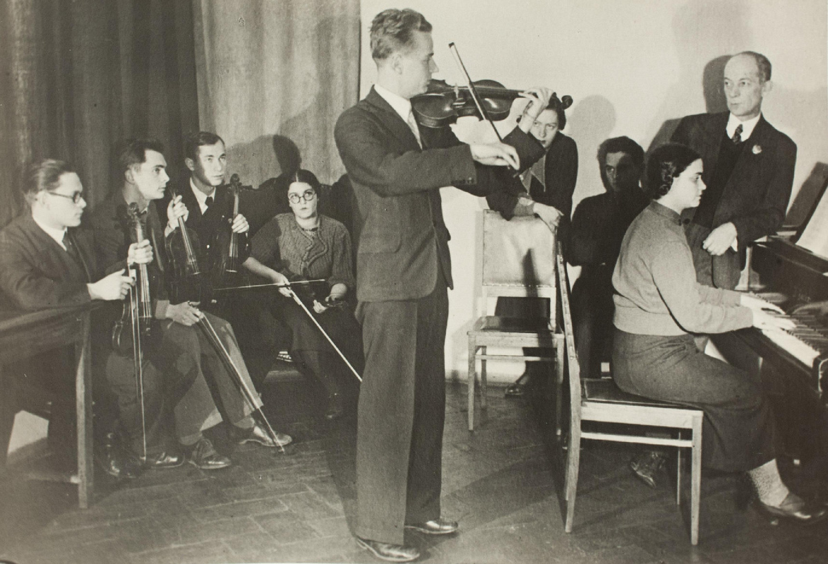 Моск. Гос. консерватория. Занятия в кл. проф. К.Г. Мострас. Из фондов Российского национального музея музыки.