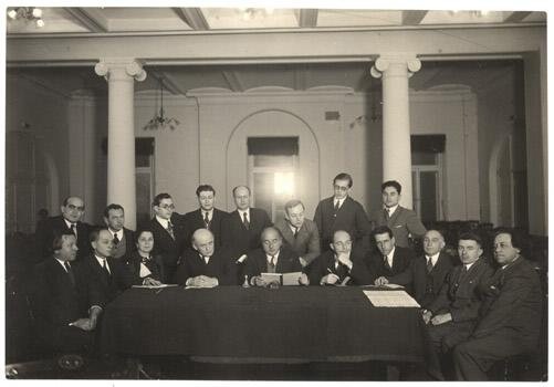 Пленум струнного ф-та. Весна 1937 года. Сидят за столом профессора - Козолупов, Мострас, Эрдели, Ямпольский и др. Из фондов Российского национального музея музыки.