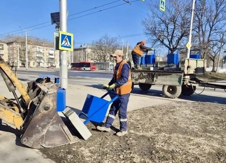В Березниках приступили к установке новых урн на улицах города