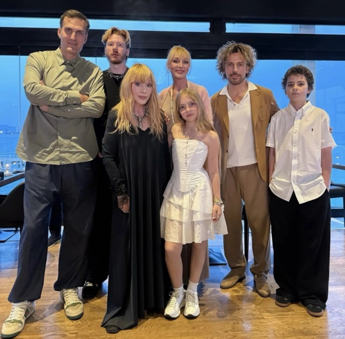    Вечером родственники почти одновременно опубликовали в соцсетях общий снимок