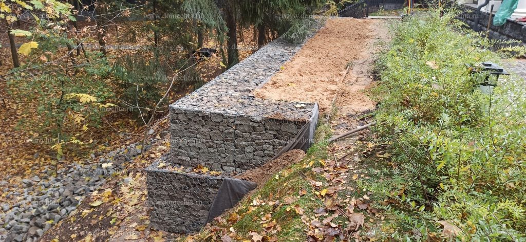 Подпорная стенка из габионов на загородном участке