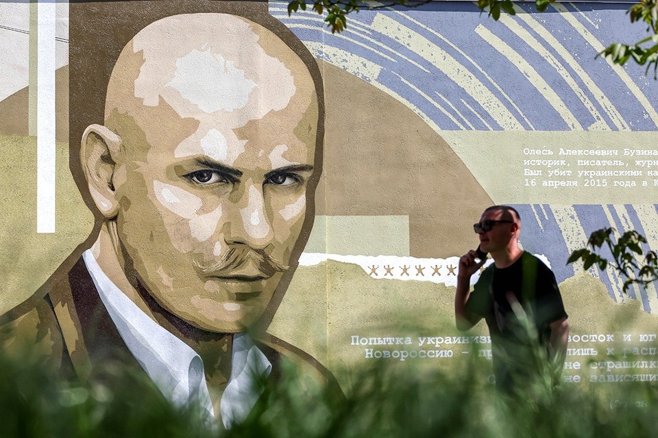    Россия, Запорожская область, город Мелитополь. Портрет Олеся Бузины на фасаде здания исторического парка "Россия – моя история". Фото: Александр Полегенько/ТАСС