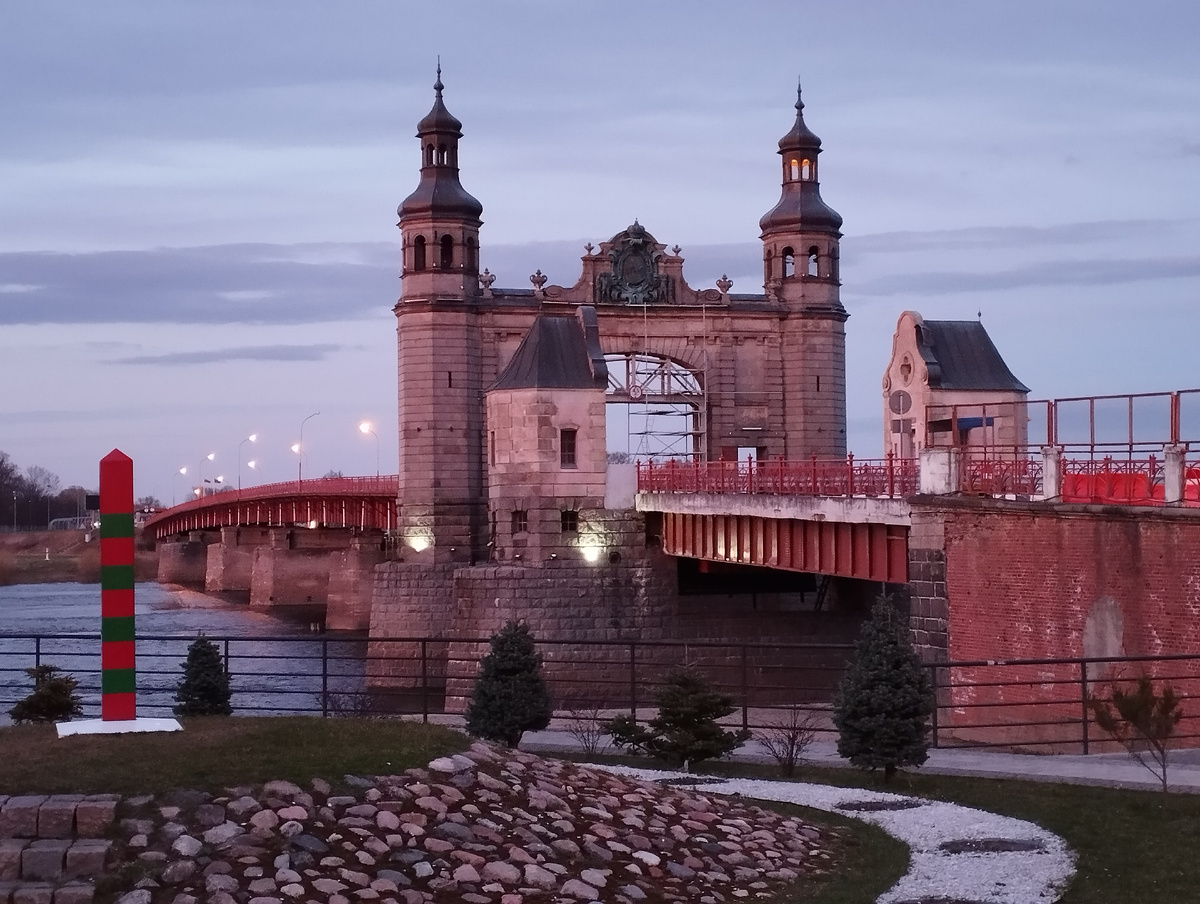 Мост Королевы Луизы, а за ним - Евросоюз