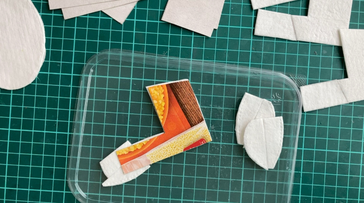 Недостающее ватное полотно подклеиваем встык и вырезаем деталь по шаблону.