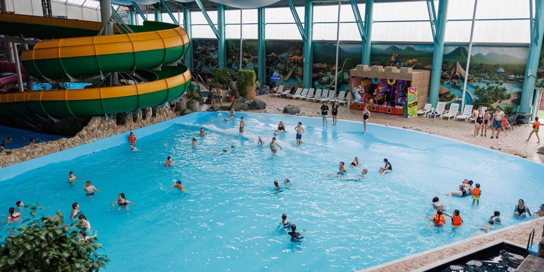 Муж «был на работе», но мы случайно встретили его в аквапарке — и не одного…