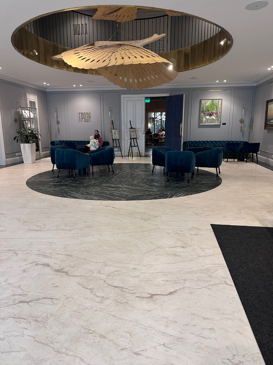 Холл гостиницы «Островский»