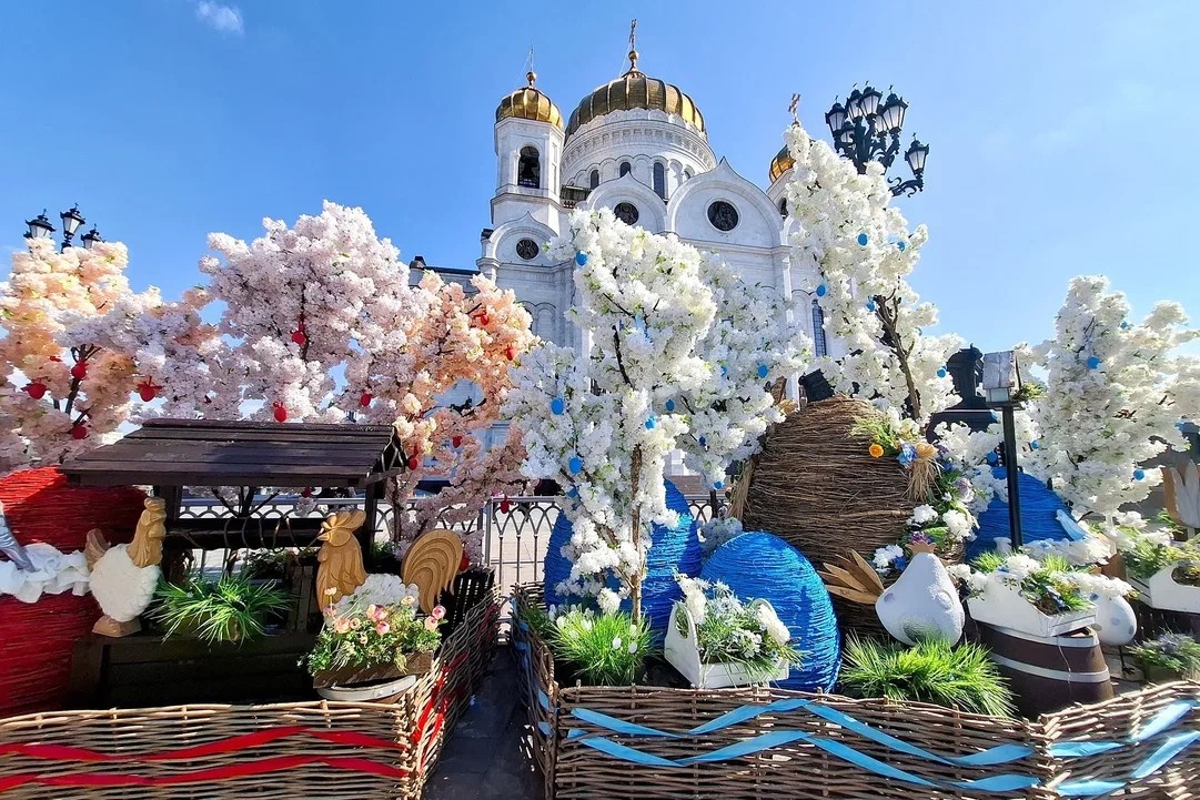 Праздничные инсталляции у Храма Христа Спасителя в Москве, фотография из открытых источников Яндекса 