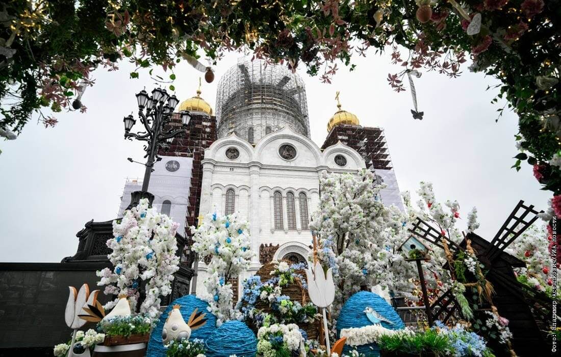 Праздничные инсталляции у Храма Христа Спасителя в Москве, фотография из открытых источников Яндекса 
