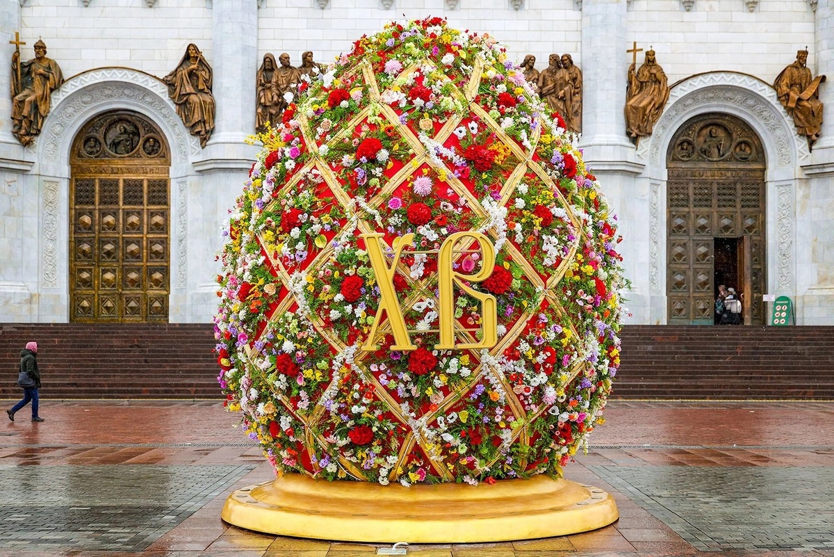 Праздничные инсталляции у Храма Христа Спасителя в Москве, фотография из открытых источников Яндекса 