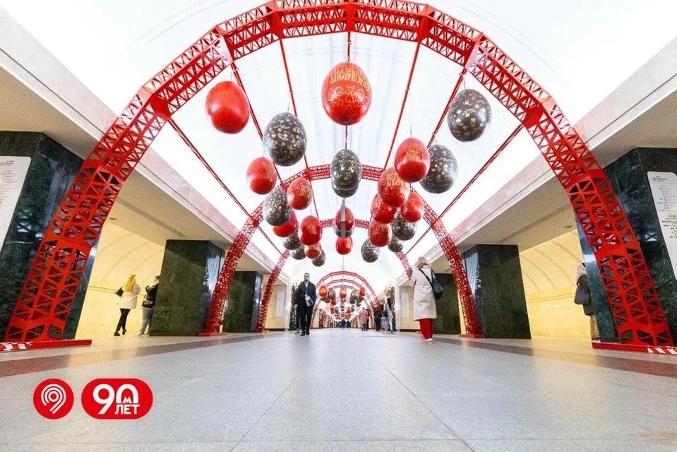 Станция метро "Трубная" украшена на Пасху, фотография из открытых источников Яндекса 