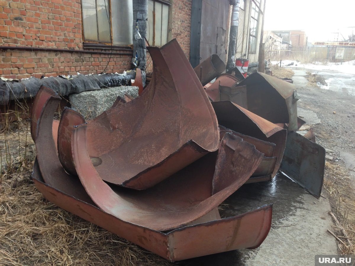     Пенсионер из Мужей помог очистить Малую Обь от старых барж и кораблей, после чего ему пришел иск на 2,3 млн рублей