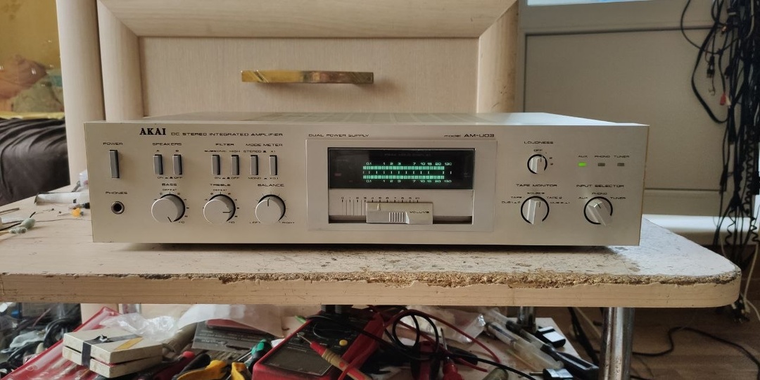 Akai AM-U03.Акайчик, ставший уже классикой, но когда то это был инновационный усь, на гибридных микросхемах с хай тек дизайном из начала