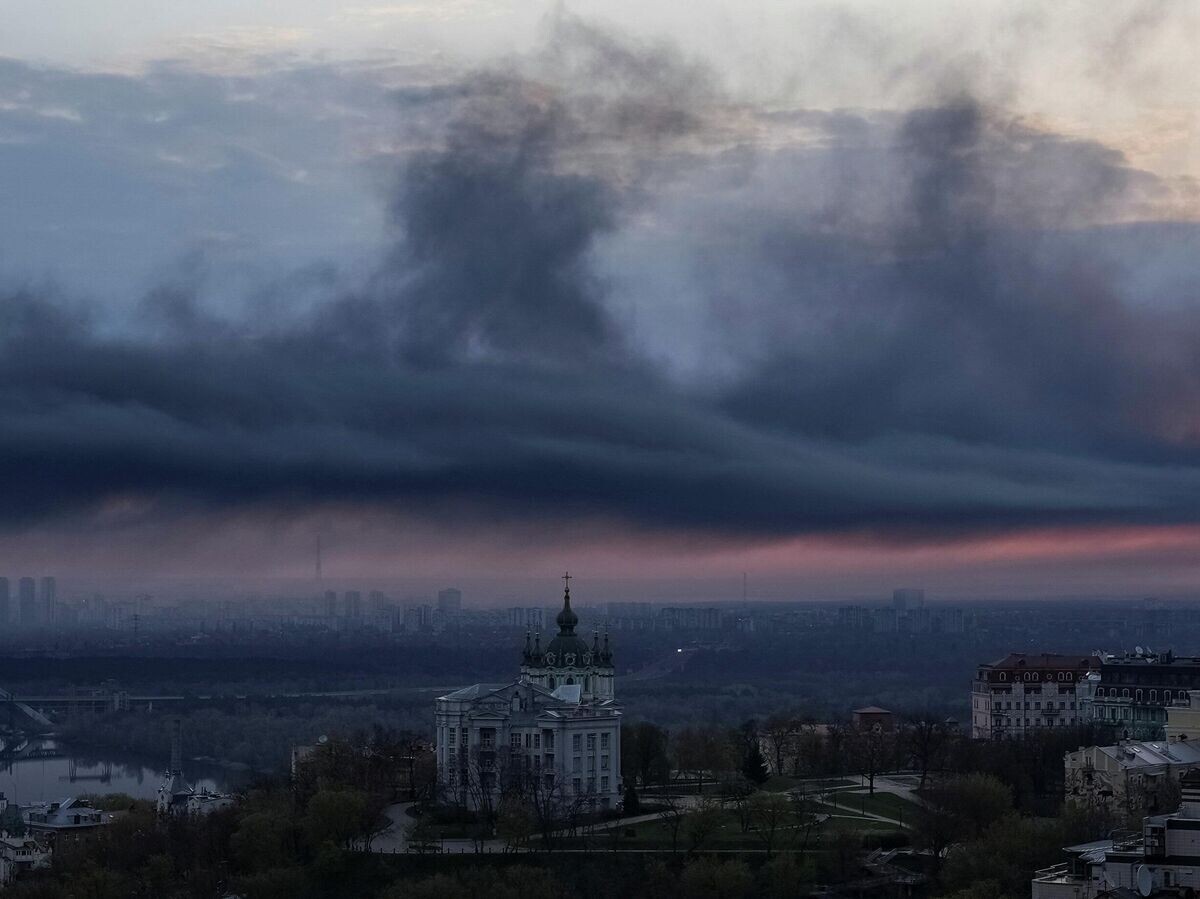    Дым поднимается над Киевом | © REUTERS / Anna Voitenko
