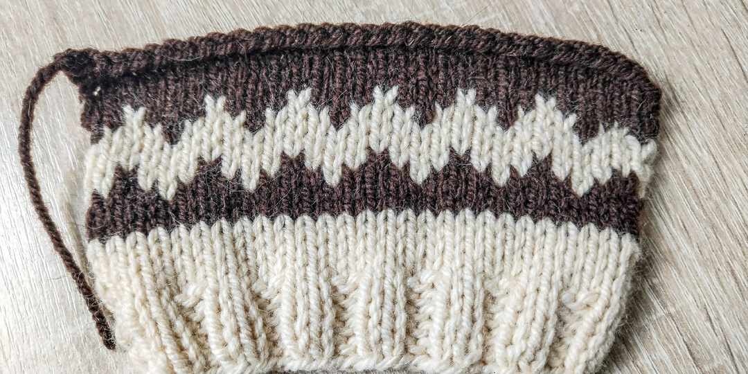 Вяжешь, а полотно уезжает вбок? Разбираемся, почему пряжа "косит" и что с этим делать